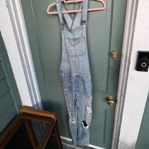 BNWT Light Wash Distressed American Eagle Overalls